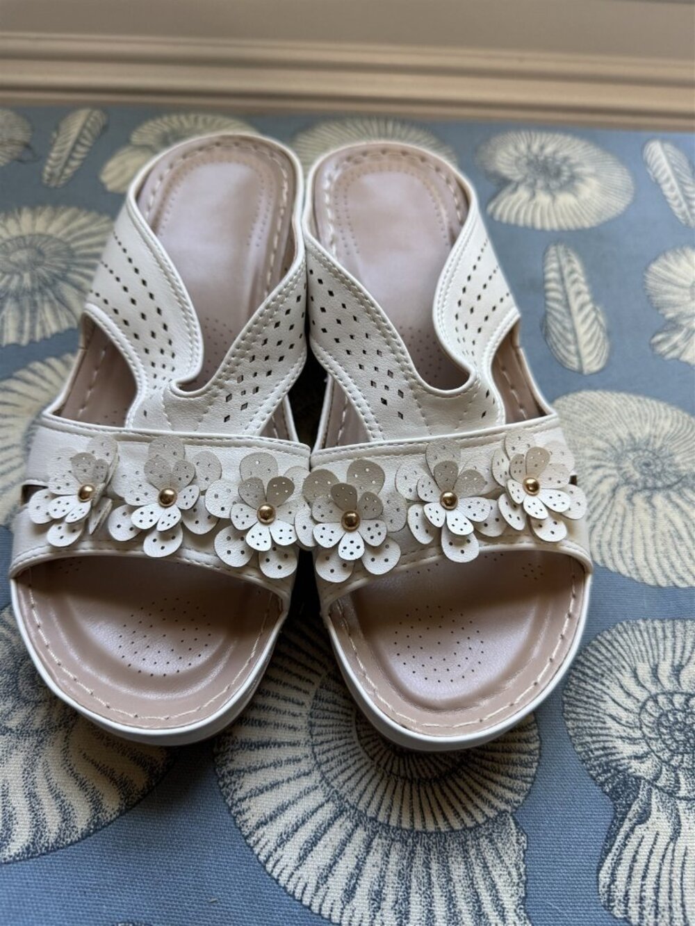 Womens Wedge Sandal Floral White Ecetana Size 39 Or 8.5